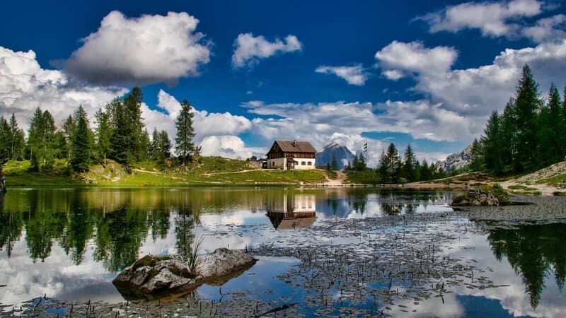 Rifugio u horského jezera na Alta Via 1 v Dolomitech