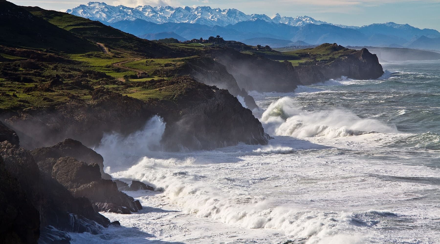 Útesy a rozbouřený Atlantik na pobřežní variantě Camino del Norte