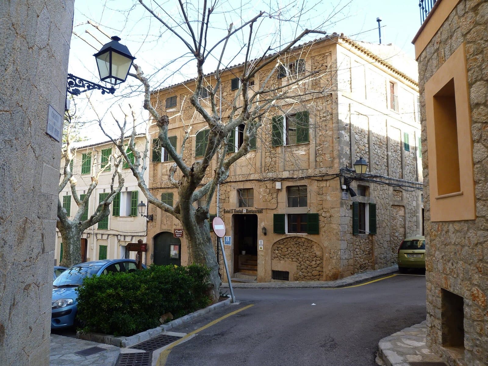 Suchá kamenná stezka GR221 v pohoří Serra de Tramuntana na Mallorce