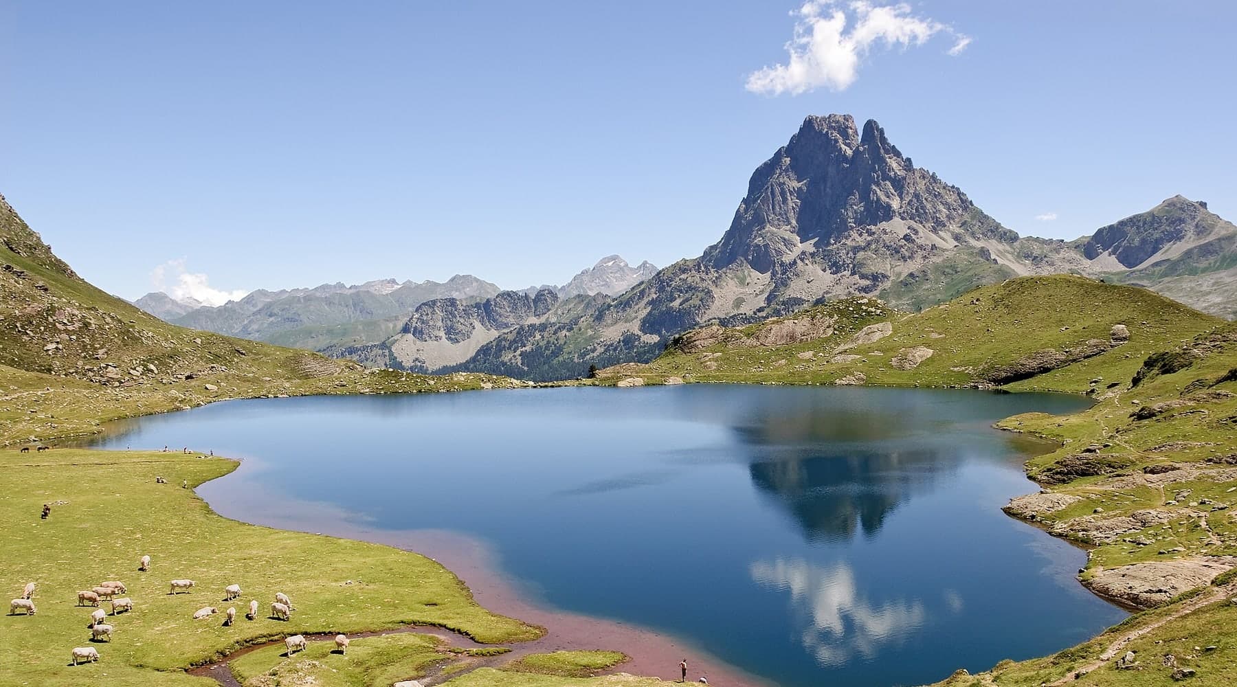 Lac Gentau a Pic du Midi d'Ossau ve francouzských Pyrenejích