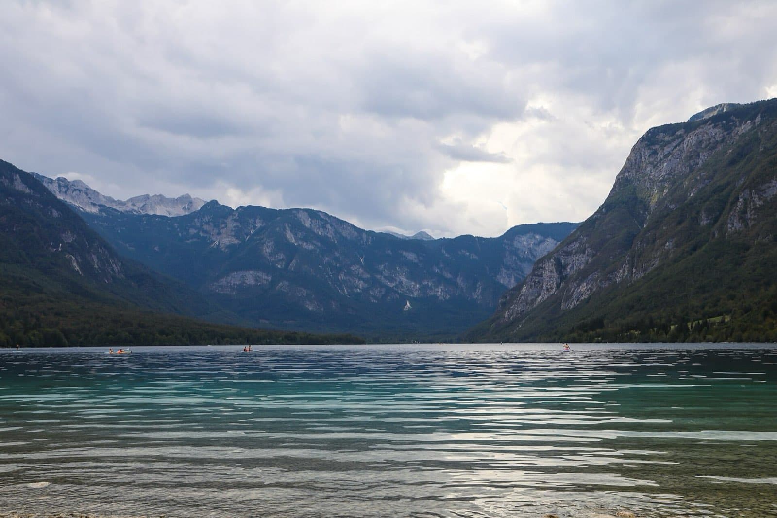 Bohinjské jezero pod štíty Julských Alp na trase Juliana Trail