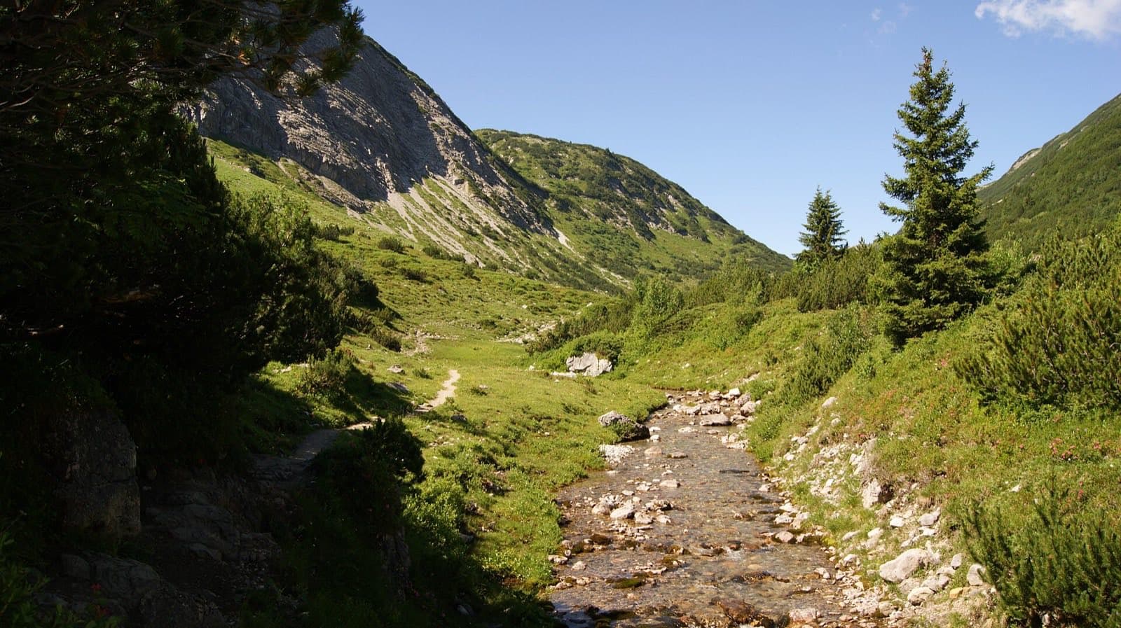 Divoká bystřina řeky Lech v rakouských Alpách na Lechwegu