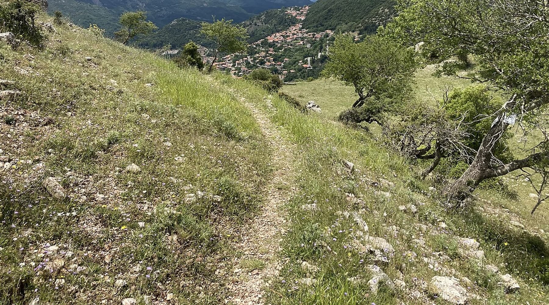 Horská stezka nad arkadským údolím na Menalon Trail