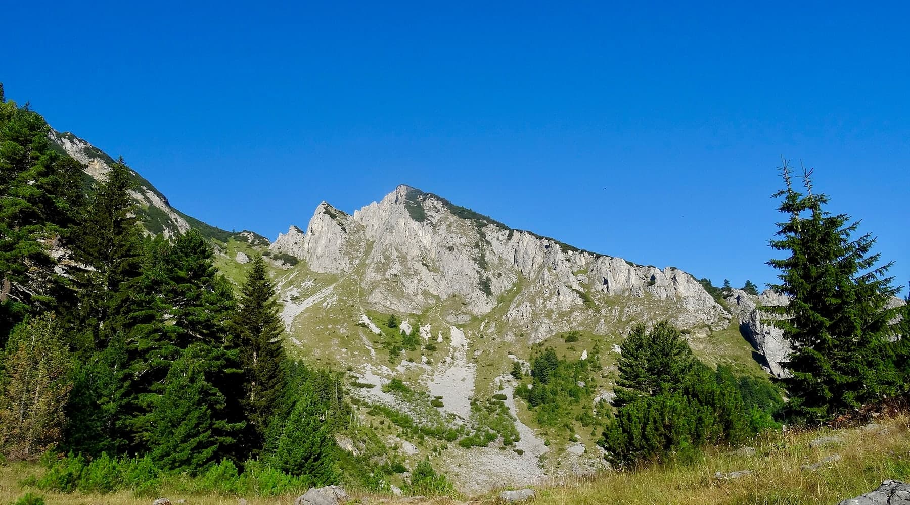 Horské svahy a vápencové štíty na Peaks of the Balkans