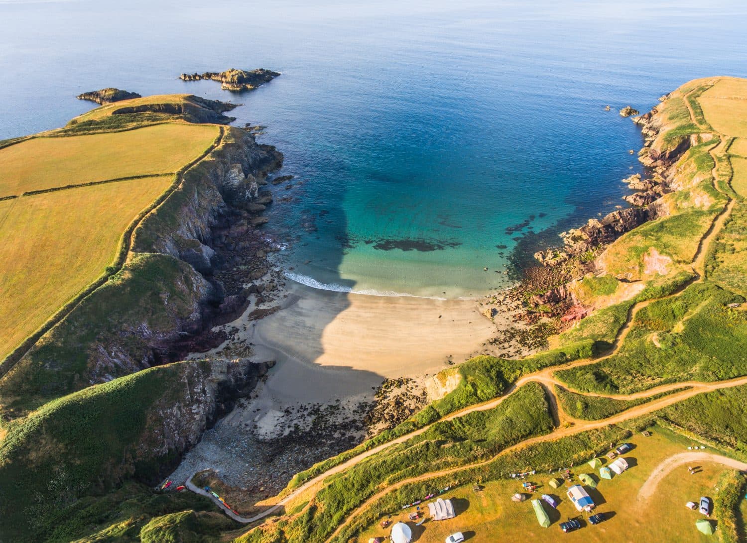 Zátoka a pobřežní stezka na Pembrokeshire Coast Path