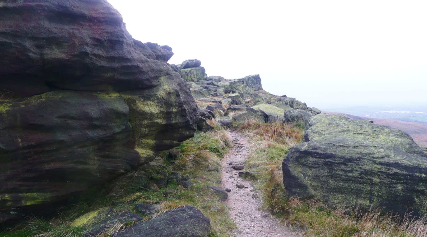 Kamenitá pěšina Pennine Way u Blackstone Edge