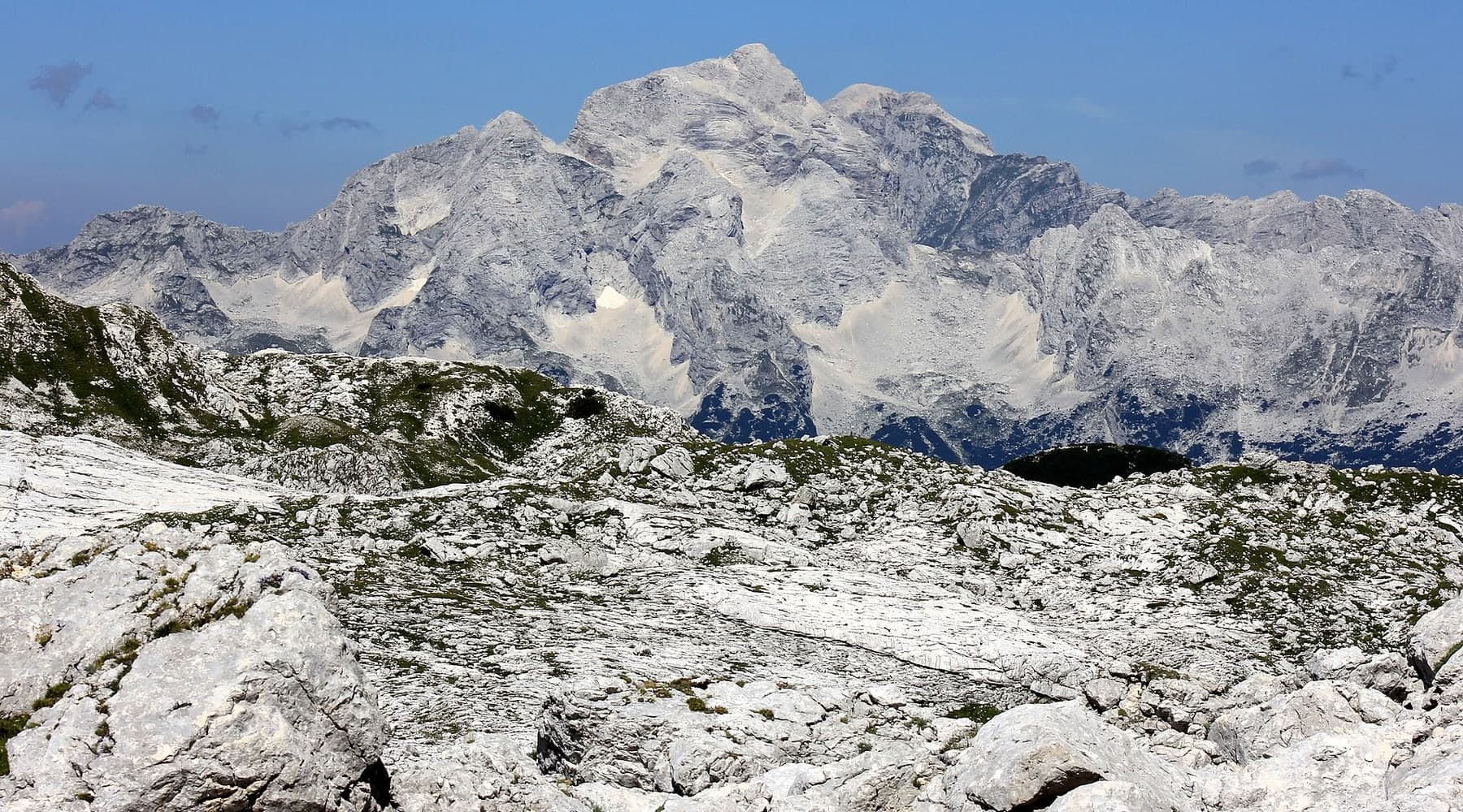 Triglav a vápencové štíty Julských Alp ve Slovinsku