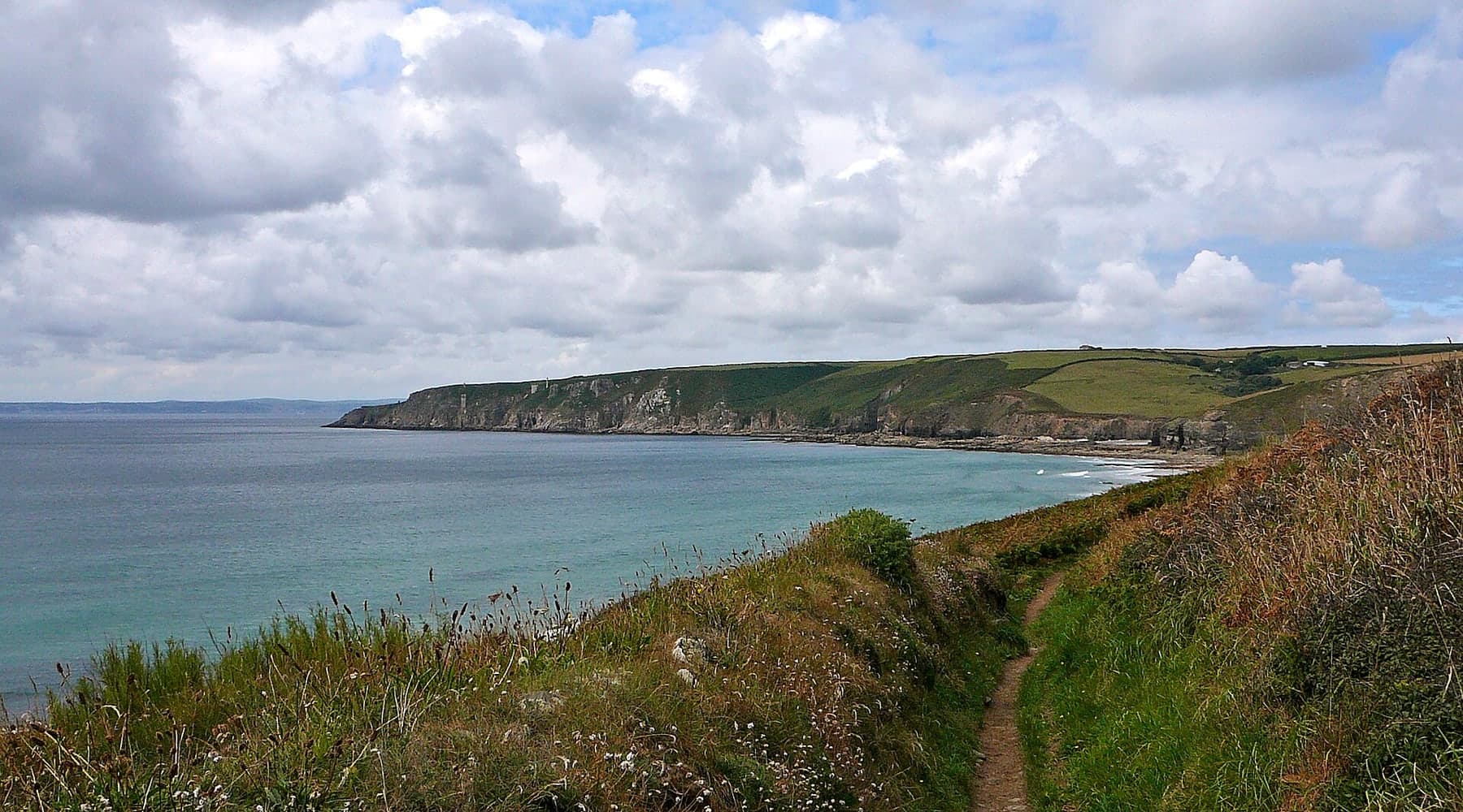 Pobřežní stezka nad útesy u Porthleven na South West Coast Path