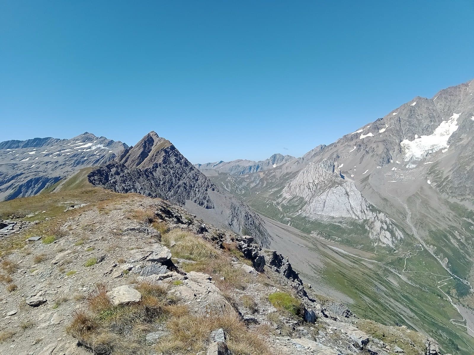 Vysokohorský průsmyk Col de la Seigne na hranici Francie a Itálie na Tour du Mont Blanc