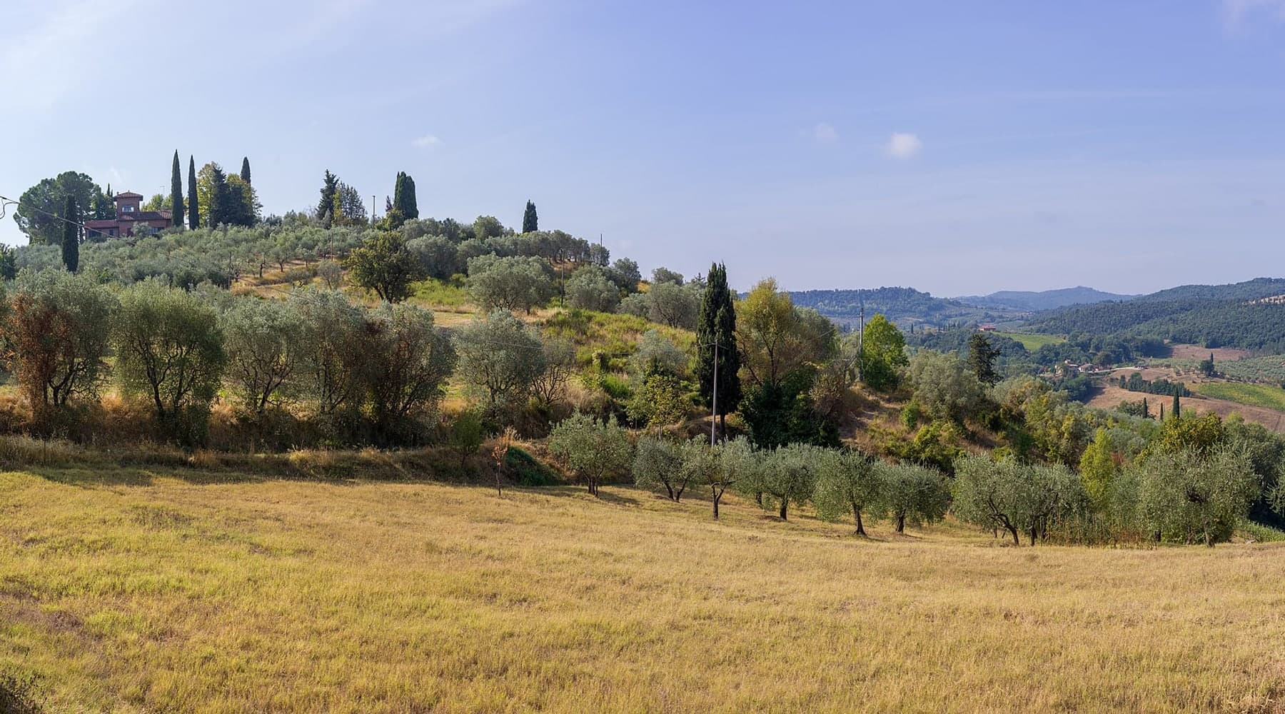 Toskánská krajina na Via Francigena mezi San Gimignanem a Colle di Val d'Elsa
