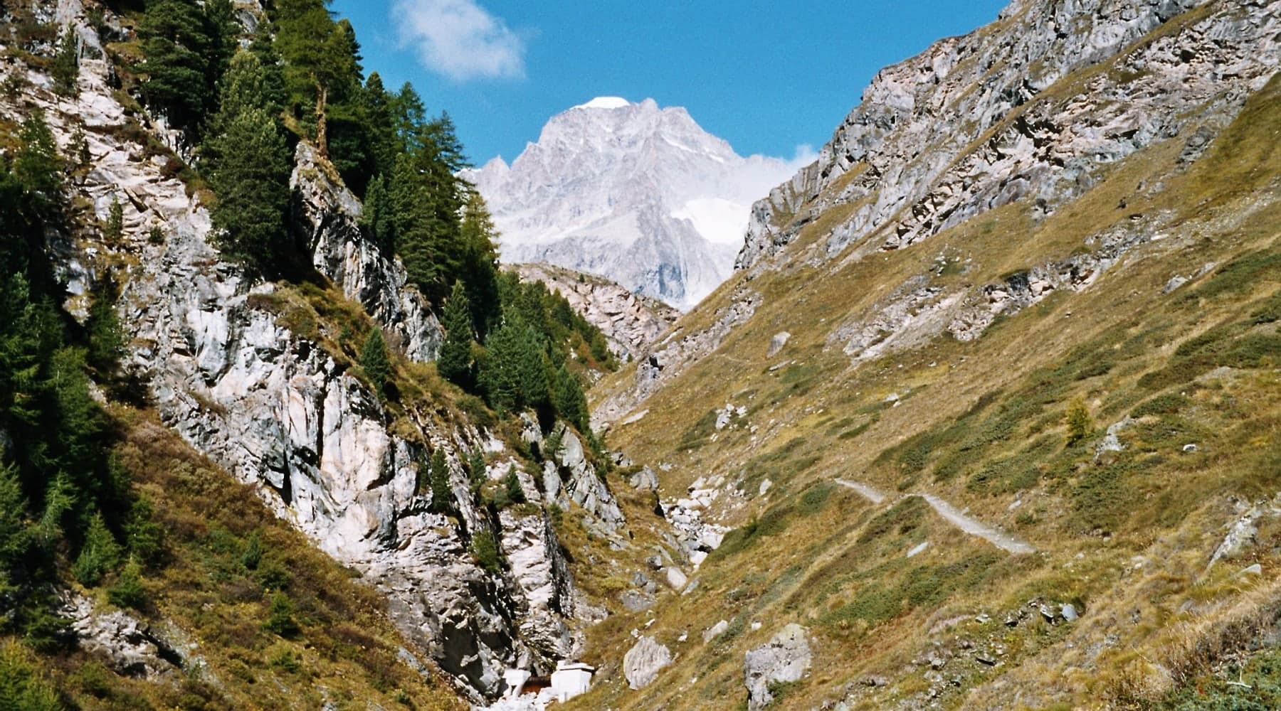 Alpské údolí a stezka nad Zermattem na Walker's Haute Route